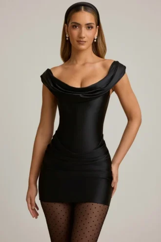 Rochie mini drapată cu umeri decupați din satin Maeve, negru