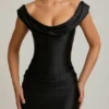 Rochie mini drapată cu umeri decupați din satin Maeve, negru Rochie mini drapată cu umeri decupați din satin Maeve, negru