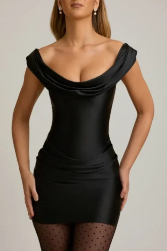 Rochie mini drapată cu umeri decupați din satin Maeve, negru