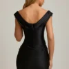 Rochie mini drapată cu umeri decupați din satin Maeve, negru Rochie mini drapată cu umeri decupați din satin Maeve, negru