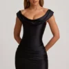 Rochie mini drapată cu umeri decupați din satin Maeve, negru Rochie mini drapată cu umeri decupați din satin Maeve, negru