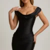 Rochie mini drapată cu umeri decupați din satin Maeve, negru Rochie mini drapată cu umeri decupați din satin Maeve, negru