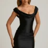 Rochie mini drapată cu umeri decupați din satin Maeve, negru Rochie mini drapată cu umeri decupați din satin Maeve, negru