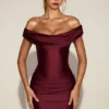 Rochie mini drapată cu umeri decupați Maeve din satin, în culoarea roșu vin Rochie mini drapată cu umeri decupați Maeve din satin, în culoarea roșu vin
