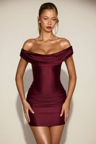 Rochie mini drapată cu umeri decupați Maeve din satin, în culoarea roșu vin