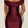 Rochie mini drapată cu umeri decupați Maeve din satin, în culoarea roșu vin Rochie mini drapată cu umeri decupați Maeve din satin, în culoarea roșu vin