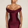 Rochie mini drapată cu umeri decupați Maeve din satin, în culoarea roșu vin Rochie mini drapată cu umeri decupați Maeve din satin, în culoarea roșu vin