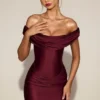 Rochie mini drapată cu umeri decupați Maeve din satin, în culoarea roșu vin Rochie mini drapată cu umeri decupați Maeve din satin, în culoarea roșu vin