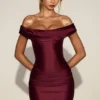 Rochie mini drapată cu umeri decupați Maeve din satin, în culoarea roșu vin Rochie mini drapată cu umeri decupați Maeve din satin, în culoarea roșu vin