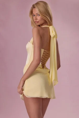 Rochie mini drapată din satin Nola, galben unt