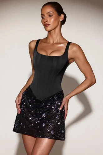 Rochie mini Eira din satin cu corset și fustă decorată, în negru și violet