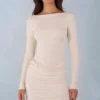 Rochie mini Eska din modal, cu guler barcă, drapată și mâneci lungi, în culoarea ivoriu Rochie mini Eska din modal, cu guler barcă, drapată și mâneci lungi, în culoarea ivoriu