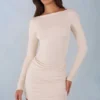 Rochie mini Eska din modal, cu guler barcă, drapată și mâneci lungi, în culoarea ivoriu Rochie mini Eska din modal, cu guler barcă, drapată și mâneci lungi, în culoarea ivoriu
