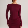 Rochie mini Eska din modal, cu guler barcă, drapată și mâneci lungi, în culoarea vinului