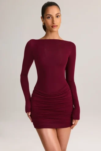 Rochie mini Eska din modal, cu guler barcă, drapată și mâneci lungi, în culoarea vinului Rochie mini Eska din modal, cu guler barcă, drapată și mâneci lungi, în culoarea vinului