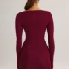 Rochie mini Eska din modal, cu guler barcă, drapată și mâneci lungi, în culoarea vinului