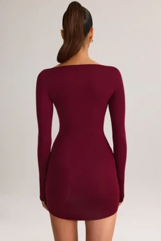 Rochie mini Eska din modal, cu guler barcă, drapată și mâneci lungi, în culoarea vinului Rochie mini Eska din modal, cu guler barcă, drapată și mâneci lungi, în culoarea vinului