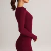 Rochie mini Eska din modal, cu guler barcă, drapată și mâneci lungi, în culoarea vinului