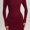 Rochie mini Eska din modal, cu guler barcă, drapată și mâneci lungi, în culoarea vinului