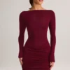 Rochie mini Eska din modal, cu guler barcă, drapată și mâneci lungi, în culoarea vinului