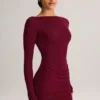 Rochie mini Eska din modal, cu guler barcă, drapată și mâneci lungi, în culoarea vinului