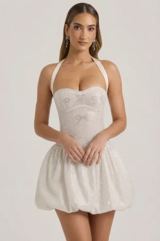 Rochie mini Felicity cu decolteu halter și tiv bufant, decorată, în culoarea ivoriu
