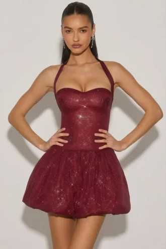 Rochie mini Felicity cu decolteu halter și tiv bufant, decorată, în culoarea roșu vin