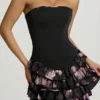 Rochie mini fără bretele Juliet cu volane și corset, cu imprimeu floral negru Rochie mini fără bretele Juliet cu volane și corset, cu imprimeu floral negru