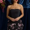 Rochie mini fără bretele Juliet cu volane și corset, cu imprimeu floral negru Rochie mini fără bretele Juliet cu volane și corset, cu imprimeu floral negru