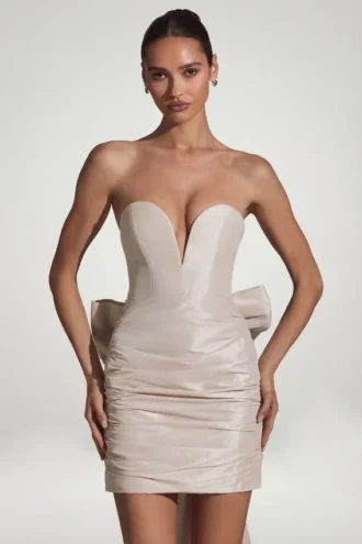 Rochie mini fără bretele Viviana din satin cu detaliu fundă, de culoare ivoriu Rochie mini fără bretele Viviana din satin cu detaliu fundă, de culoare ivoriu