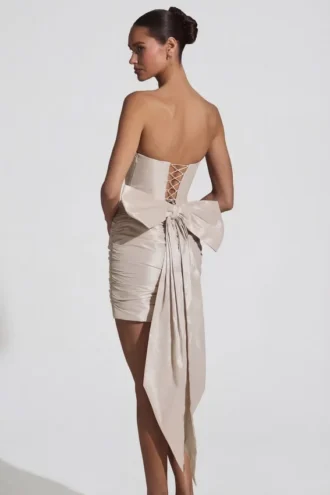 Rochie mini fără bretele Viviana din satin cu detaliu fundă, de culoare ivoriu Rochie mini fără bretele Viviana din satin cu detaliu fundă, de culoare ivoriu