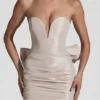 Rochie mini fără bretele Viviana din satin cu detaliu fundă, de culoare ivoriu Rochie mini fără bretele Viviana din satin cu detaliu fundă, de culoare ivoriu