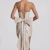 Rochie mini fără bretele Viviana din satin cu detaliu fundă, de culoare ivoriu Rochie mini fără bretele Viviana din satin cu detaliu fundă, de culoare ivoriu