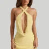 Rochie mini galbenă cu guler înalt și spate decupat, cu ornamente, de la Sylune