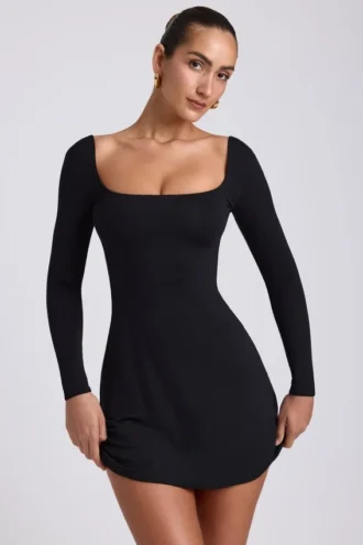 Rochie mini Hope din modal, cu gât pătrat și mâneci lungi, în culoarea neagră Rochie mini Hope din modal, cu gât pătrat și mâneci lungi, în culoarea neagră
