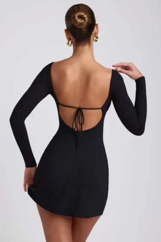 Rochie mini Hope din modal, cu gât pătrat și mâneci lungi, în culoarea neagră Rochie mini Hope din modal, cu gât pătrat și mâneci lungi, în culoarea neagră