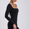 Rochie mini Hope din modal, cu gât pătrat și mâneci lungi, în culoarea neagră Rochie mini Hope din modal, cu gât pătrat și mâneci lungi, în culoarea neagră