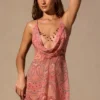 Rochie mini Isalyn cu decolteu adânc și guler tip cowl, cu imprimeu paisley