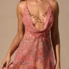 Rochie mini Isalyn cu decolteu adânc și guler tip cowl, cu imprimeu paisley