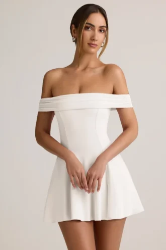Rochie mini Jaida din modal, cu umerii goi și croi în A, în culoarea alb Rochie mini Jaida din modal, cu umerii goi și croi în A, în culoarea alb