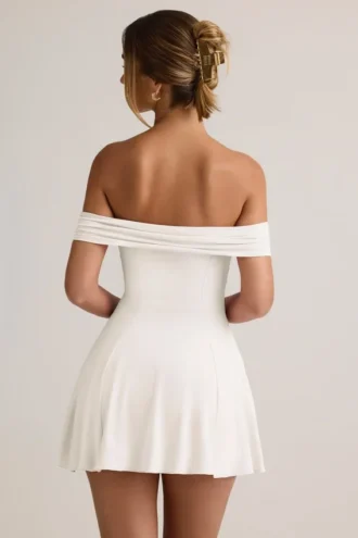 Rochie mini Jaida din modal, cu umerii goi și croi în A, în culoarea alb Rochie mini Jaida din modal, cu umerii goi și croi în A, în culoarea alb