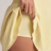 Rochie mini Jaida din modal, cu umerii goi și croi în A, în nuanța Lemon Sherbet Rochie mini Jaida din modal, cu umerii goi și croi în A, în nuanța Lemon Sherbet