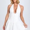 Rochie mini Jessalie cu decolteu halter și pliuri, în culoarea alb Rochie mini Jessalie cu decolteu halter și pliuri, în culoarea alb