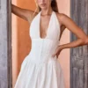 Rochie mini Jessalie cu decolteu halter și pliuri, în culoarea alb Rochie mini Jessalie cu decolteu halter și pliuri, în culoarea alb