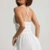 Rochie mini Kaelis cu decolteu adânc și spate încrucișat, albă