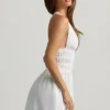 Rochie mini Kaelis cu decolteu adânc și spate încrucișat, albă