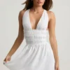 Rochie mini Kaelis cu decolteu adânc și spate încrucișat, albă