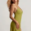 Rochie mini Kalani cu spate decupat, croi în A, în verde măslin Rochie mini Kalani cu spate decupat, croi în A, în verde măslin