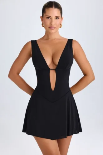 Rochie mini Kalista cu decupaj adânc, de culoare neagră Rochie mini Kalista cu decupaj adânc, de culoare neagră