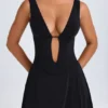 Rochie mini Kalista cu decupaj adânc, de culoare neagră